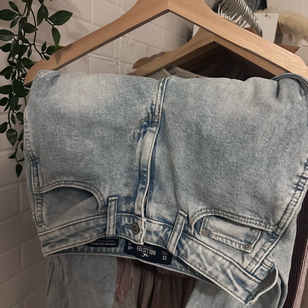 Hollister Women's Ultra High Rise Light Blue Mom Jeans